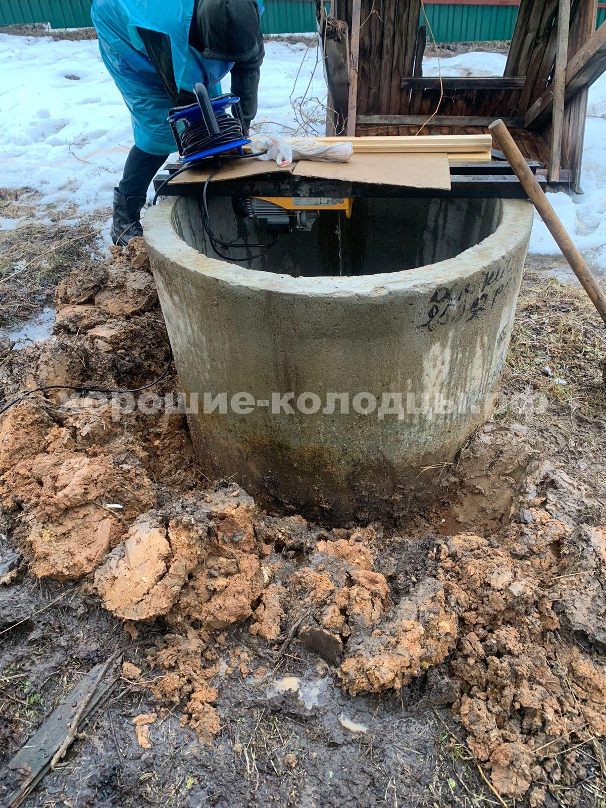 Чистка колодца на воду 7 колец в СНТ Троицкое, Истринский р-н, Подмосковье.